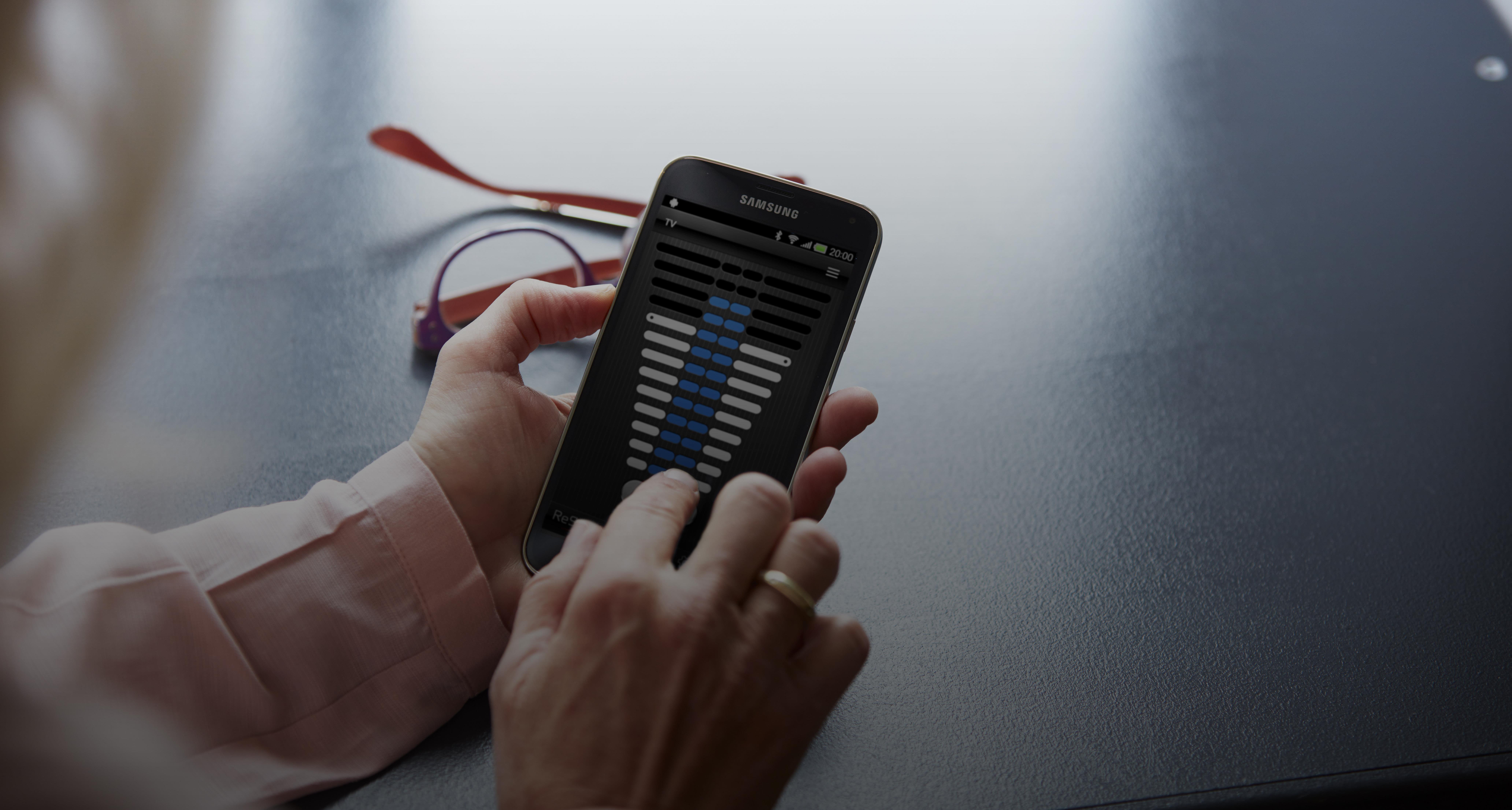 Kuulokojeen hallinta nainen puhelin