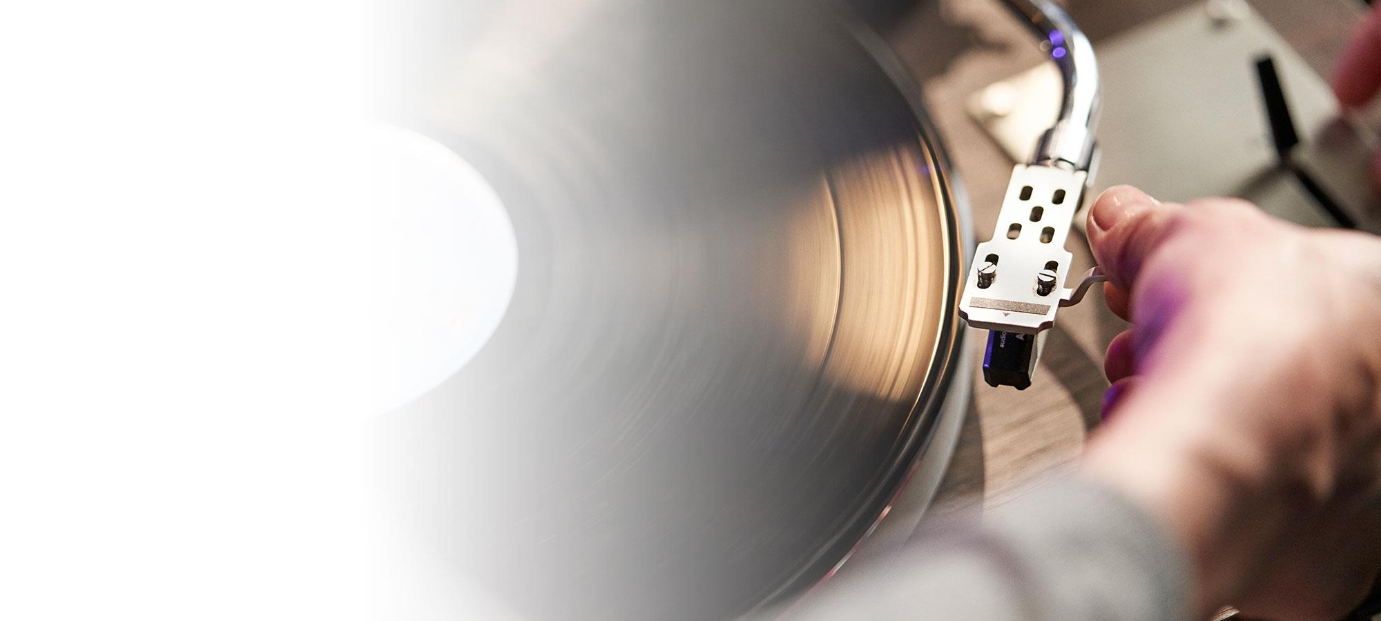 레코드 플레이어 왼쪽에 흰색